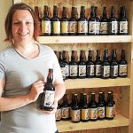 Elodie est fière de la distinction obtenue au concours des bières de Bretagne à Saint-Brieuc, la médaille de bronze pour la bière brune