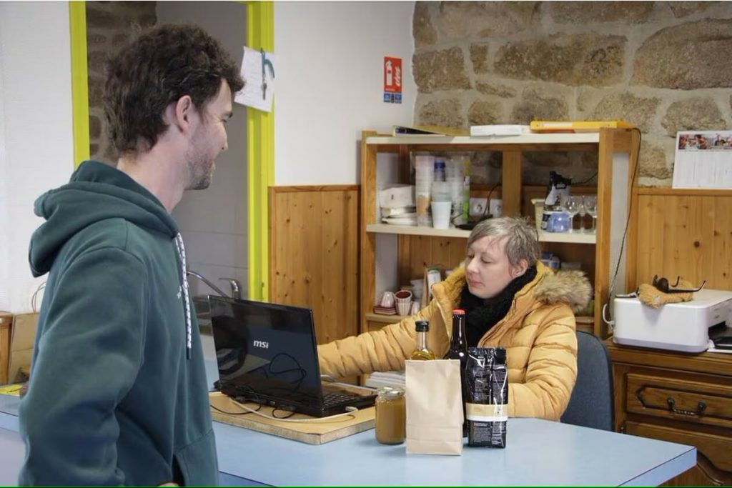 En Bretagne, les habitants se relaient pour faire tourner l’épicerie de leur village